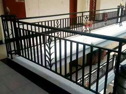 選購(gòu)陽(yáng)臺(tái)護(hù)欄首選鋅鋼陽(yáng)臺(tái)護(hù)欄