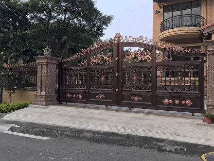 <b>鋁藝大門(mén)的價(jià)格成本區(qū)別在哪</b>