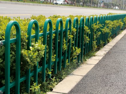 安誠護欄為您簡單介紹草坪護欄有哪些材料優(yōu)勢