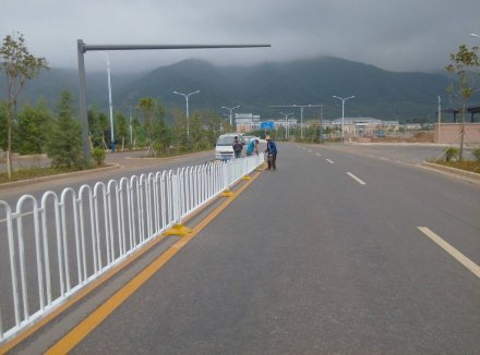 道路護(hù)欄哪家好？